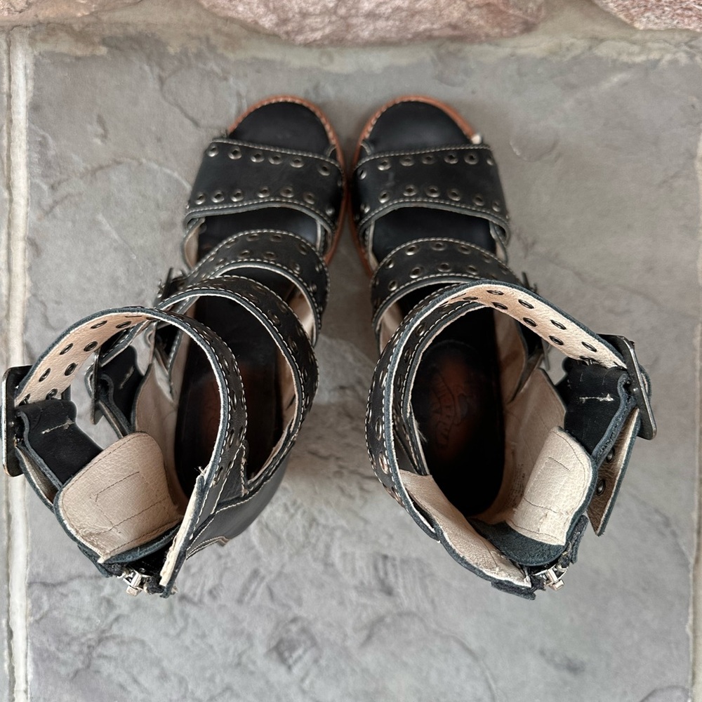 Freebird By Steven Blake Sandals / Boots. Block wooden heel.Leather upper - Picture 6 of 11